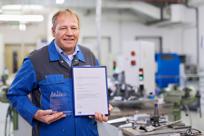  “Excellent instructor”: Eric showing the award from the Chamber of Industry and Trade (IHK) in Frankfurt, Germany